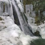 آبشار یخ‌زده‌ی روستای منصور